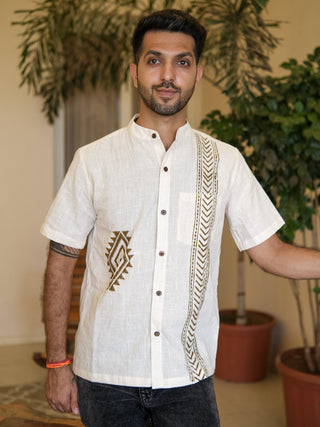 Off-white boho arrow print shirt for men with mandarin collar, short sleeves and brown geometric details