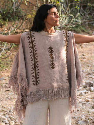 Parvati kimono in grey-beige hand block print cotton with fringes, model with arms outstretched